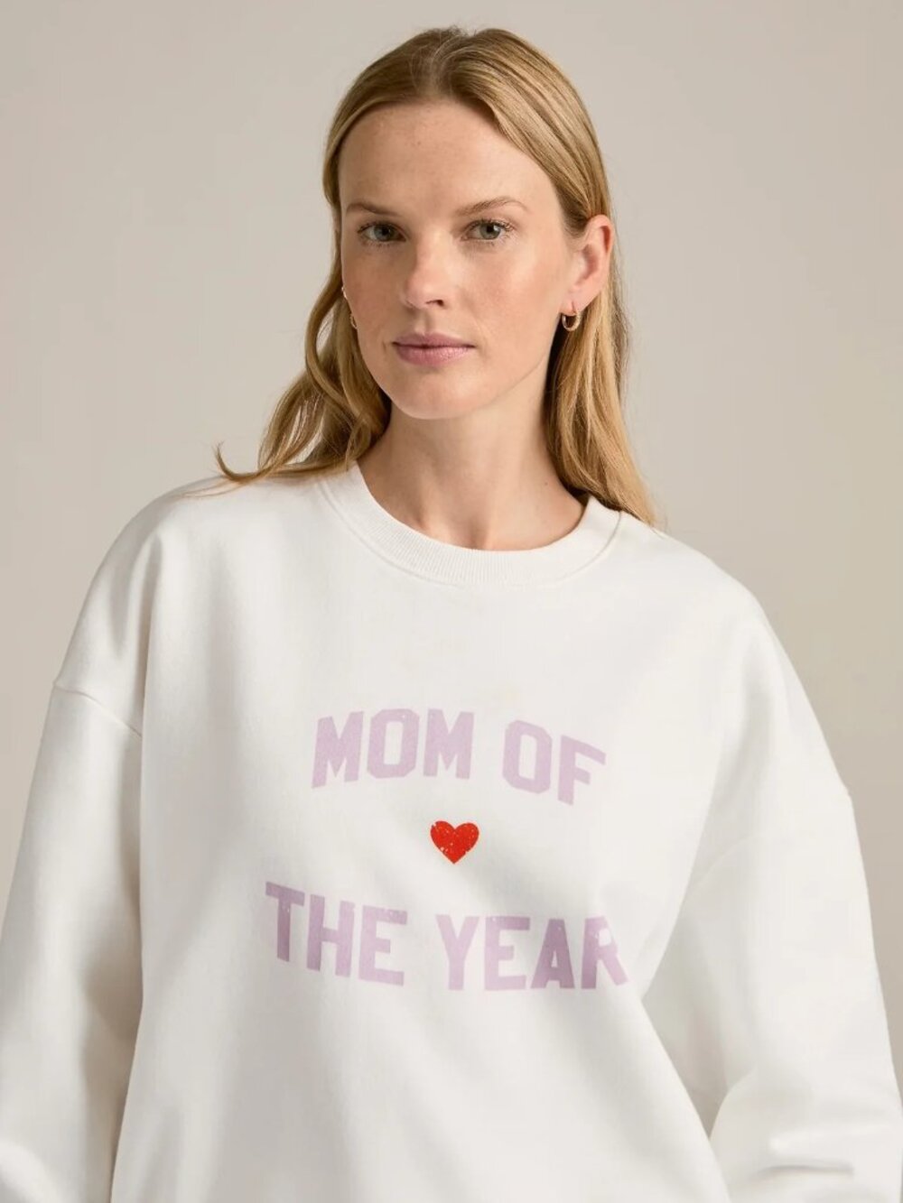 FAVORITE DAUGHTER mom of the year sweatshirt in white (XS)